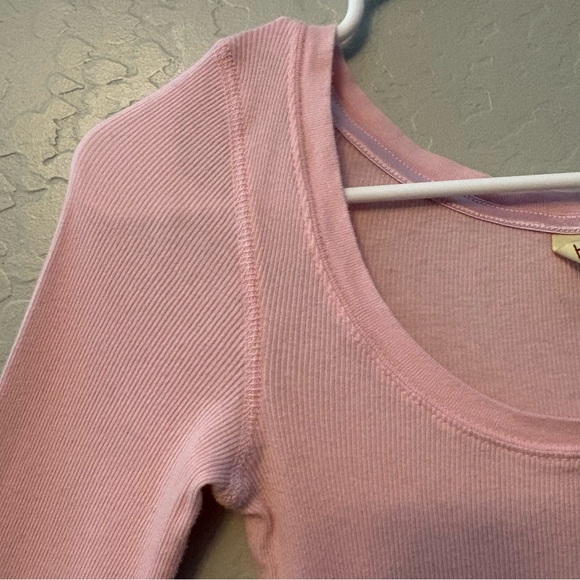 Hollister extra long sleeve Y2K light pink Tshirt size medium - Picture 9 of 16